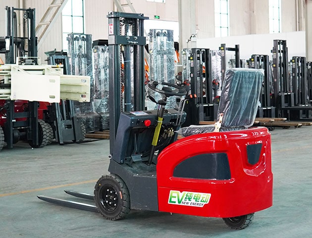 Red Fangwei electric forklift in warehouse with multiple forklifts in background.