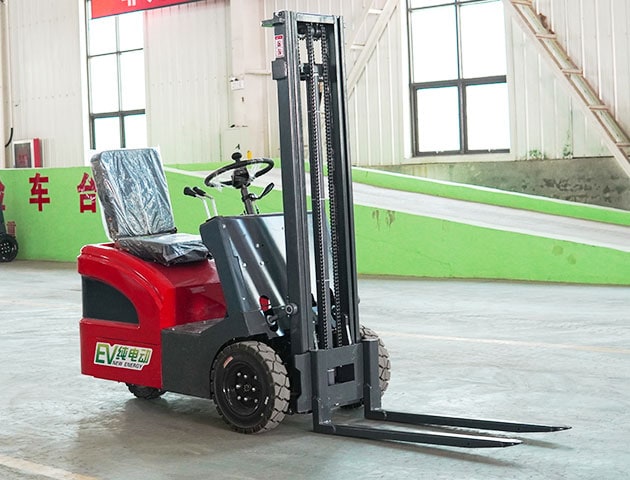 Red Fangwei electric forklift with black forks in indoor warehouse setting.