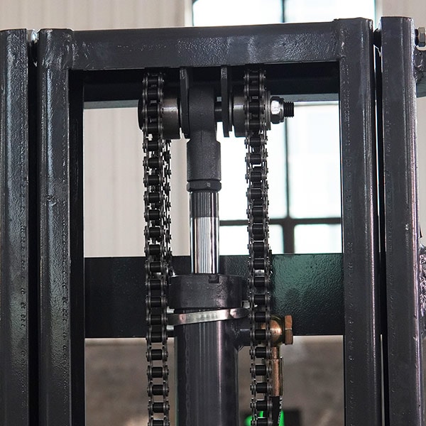 Close-up of Fangwei forklift hydraulic lifting mechanism and chains.